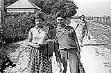 24 1957 Brat Viliam s priateľkou, chodník vedľa družstva k dolnočepeňskému hájičku-dnes družstevná ulica. Je to pred domom Juhásových, v pozadí dom Galkových