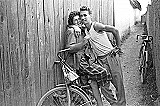 24 1957 Ivan Krivosudský s budúcou manželkou Ruženkou Juhásovou v dnes neexistujúcej uličke-medzúre-,kadieľ si Čepeňania skracovali cestu do Serede