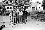24 1957 Na námestí v Strednom Čepeni, s bicyklom Ivan Baša, vzadu v strede brat Viliam, vpredu asi mladý Pinke.Domy zľava-Danajkoví,Krivosudskí a Hochmanoví. Čie boli husi-neviem. Na mieste kríža je dnes pohostinstvo U Oskára