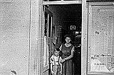 24 1957 Na námestí bola aj predajňa Klenoty-hoduny,predavačka Helenka Karelová z Gesti-Hoste-, vedľa bola aj predajňa Knihy-gramo