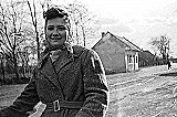 24 1957 Helenka Holčeková, v pozadí hasičská zbrojnica-dnes je už fuč,aj cesta už nie je samé blato