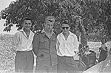 24 1958 pri kaplnke na hody,zľava Dukle Kyselý, Ivan Pilát a Vilo Kučera