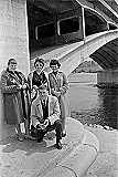 647 1961-2.Pod novým mostom cez Váh,zľava Hela Kloknerová,sestra Ľudmila,Marta Pagáčová a Karol Veľký.