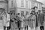 647 1961-4.Zľava:K.Veľký,Milka Plevová,Hela Kloknerová,sestra Ľudmila,Ivan Gábriš,Mariena Fándlyová,Anka Krivosudská a Jožko Čačaný.V dome za nimi bol kedysi obchod Choren-štrangár.
