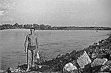 647 1958-2. Rudo Moravec, keď sa vo Váhu dalo ešte pekne okúpať, v pozadí z vody trčia pilóty provizórneho mosta po ktorom sa vozil štrk z Vinohradov na žel.stanicu.