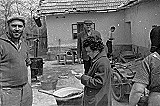 647 1962-4. ...ale majster Mičányi mal už nože nabrúsené. Aj domáce zakáľačky boli súčasťou života na dedine.