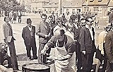 647 p. Klotton varí(asi) guláš  na 1. mája 1965, opravujem, nevarí guláš, ale smaží cigánsku.