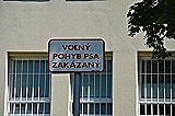 200 Takto má vyzerať tabuľka. V Bratislave je v súlade so zákonom.
