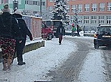 Priority pri odhrnaní snehu: úzky chodník pre deti do školy - nie,  parkovisko vo dvore MsÚ - ano?
