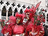 Foto deň a večer na karnevale v Benátkach?