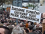 Slováci na námestiach rok po brutálnej poprave novinára Kuciaka