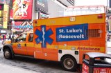  Pri desiatkach tisic navstevnikov  denne na Times Square , je rychla zdravotnicka pomoc nevyhnutna.  Sanitky - male pojazdne operacne saly su rozmiestnene tak, aby do par sekund aj v najvacsej premavke dokazali na krizovy stav reagovat.