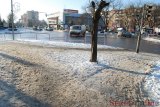  Stav na fotografii je zo vcerajska, 08. januara 2008, 14.15 hod. Na chodnikoch je presne tolko snehu, ako na travnikoch. Rozdiel je len v uspineni snehu mimo travnik od prechadzajucich ludi.