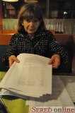  Pani Dušecinová ukazuje skoro 1000 platných podpisov na petičných hárkoch. 