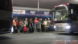  Cestujuci SkyEurope namieto sedenia v lietadle cakaju na autobusy na transfetŕ do Bratislavy