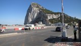   je prakticky priamo pod znamou Gibraltarskou skalou

Letisko Gibraltar. Pristávajúca plocha letiska Gibraltar je  je prakticky priamo pod znamou Gibraltarskou skalou a z oboch strán je obklopená morom. Na východnej strane dráhy  je Stredozemné more, na západnej strane Atlantický oceán so zálivom Algeciras. Pristávacia dráha meria iba 1828 m, čo v praxi znamená, že piloti musia byť pri manévrovaní neuveriteľne presní.