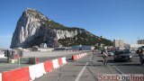  Standardna premavka po hlavnej komunikacii krizujucej runway na letisku v Gibraltari