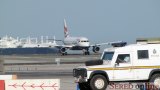  Lietadlo British Airwais pripravene na start na zaciatku runway na letisku v Gibraltari. Osadka policajneho auta vysla na runway v case par sekund pred samotnym startom - futbalisti miestneho klubu prekopli na runway loptu (viacej na pripravovanom videozazname).