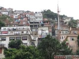  Jedna z mnohych chudobnych stvrti mesta Rio de Janeiro. Pre turistov je pohyb v takejto stvrti zivotu nebezpecny...