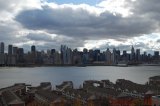  Niekde v tychto miestach na rieke Hudson v New Yorku nudzovo pristalo lietadlo Airbus leteckej spolocnosti  US Airways. 

Pohlad z New Yersey na Manhattan.