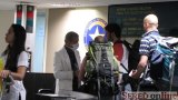  Medzinárodné letisko v Rio de Janeiro - Brazília. Imigračný úradník a následne zdravotník kontroluje turistov prichádzajúcich do krajiny.