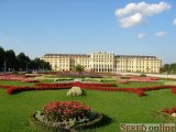  Zámok Schonbrunn, nachádza sa tu veľky park s množstvom fontán, kvetín, stromou, zoologickou a botanickou záhradou, labyrintom, rozľahlým palácom a aj inými atrakciami. Vynikajúce miesto na oddych a romantické prechádzky.
