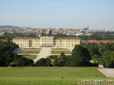  Pohľad na zámok Schonbrunn. V pozadí možno vidieť výhľad na centrum Viedne.