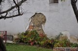  Opraviť zdevastovaný múr rodinného domu susedovi z jej pozemku dovoliť nechce.