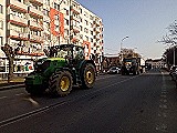 AKTUÁLNE: Cez Sereď sa v týchto chvíľach presunula časť protestujúcich  poľnohospodárov na traktoroch. Tiahnu na Bratislavu.