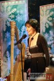  Enya v decembri  roku  2006 vystúpila live v New Yorku pri Rockefeller centre. I keď sa dá povedať, že som bol "iba" v správny čas na správnom mieste, išlo o úžasný a mimoriadne hlboký zážitok, ktorý sa v prípade Enya určite nezopakuje. 

Fotografie sú originálmi a boli nafotené za zlých  sveteľných podmienok.