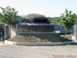 jeden z betónových bunkrov postavených diktátorom E.Hodžom - testoval ich tak, že projektantov, ktorí bunker navrhli dal do vnútra bunkra a spustiť paľbu po ňom